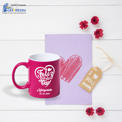 Caneca rosa com texto para o Dia da Mãe, cartão lilás com coração e tag 'I love you mom'