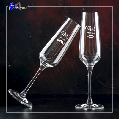 Dois copos de champanhe de vidro com inscrições 