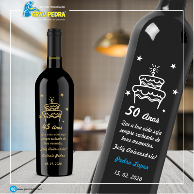 Duas garrafas de vinho tinto personalizadas com texto e desenhos de bolos de aniversário em ambiente interior desfocado