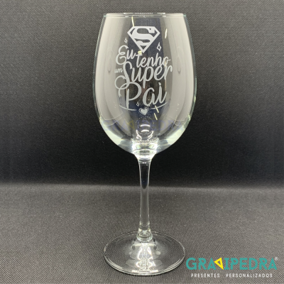 Copo de vinho transparente com texto 'Eu tenho um Super Pai' em branco