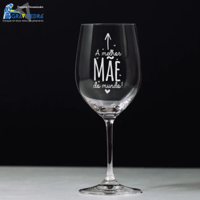 Copo de vinho transparente com gravação texto branco
