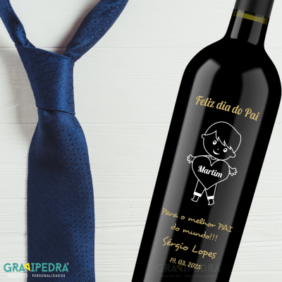 Gravata azul e garrafa de vinho preta com rótulo personalizado para dia do pai em fundo branco