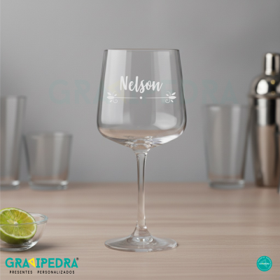 Taça de vinho personalizada em vidro transparente com o nome Nelson na frente