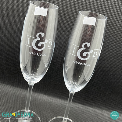 Duas taças de champanhe gravadas com símbolos e data