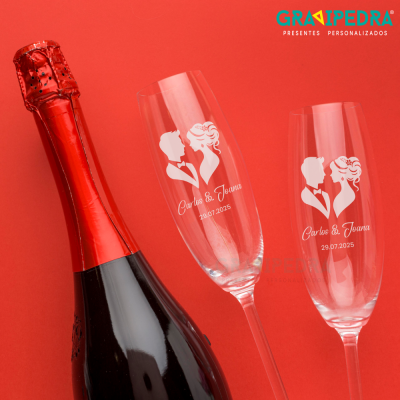 Garrafa de champanhe e duas taças personalizadas com desenho de casal e texto em fundo vermelho