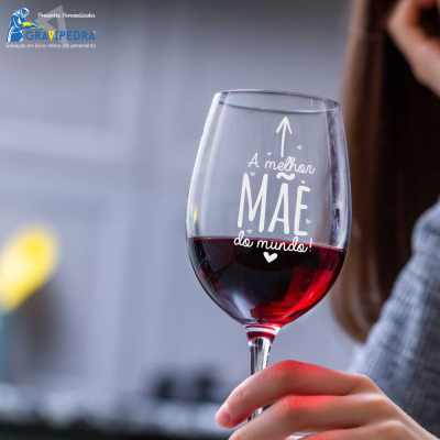 Copo de vidro com vinho tinto e gravação 