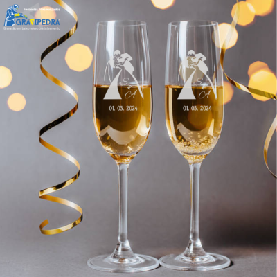 Duas taças de champanhe gravadas com casal a dançar e data 01. 03. 2024