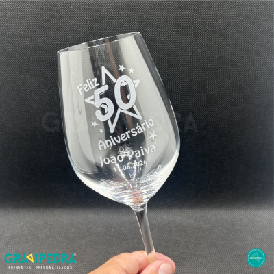 Copo de vinho transparente personalizado com gravação de aniversário
