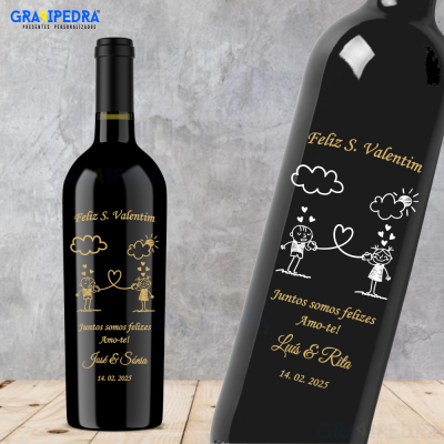 Garrafa de vinho preta com rótulo personalizado amarelo e desenho de casal com coração