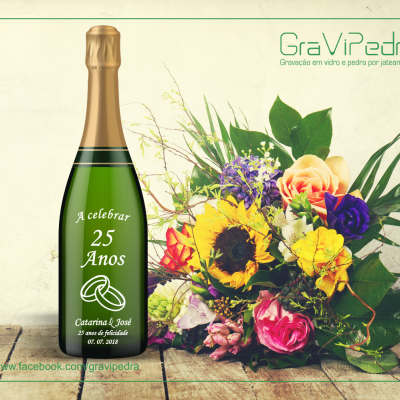 Garrafa verde personalizada para celebração de 25 anos com buquê de flores coloridas