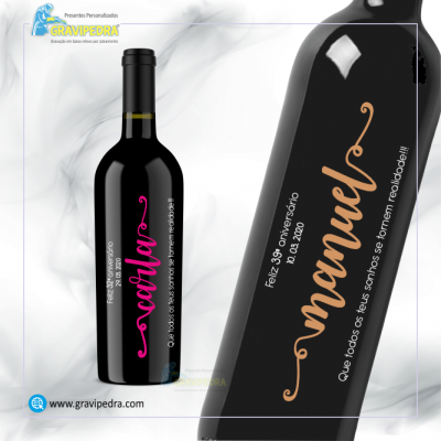 Garrafa de vinho preta com rótulo personalizado laranja e branco, texto comemorativo para aniversário.