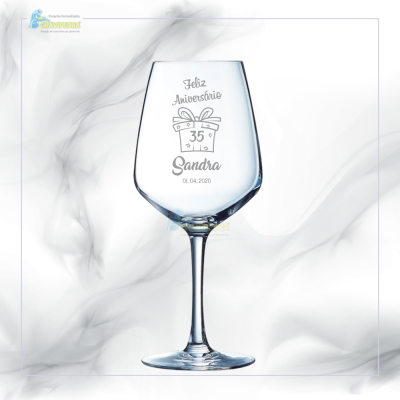 Copo de vidro para vinho com gravação personalizada de aniversário