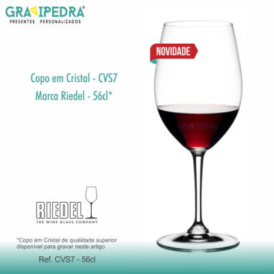 Copo de cristal da marca Riedel com vinho tinto, texto promocional ao lado