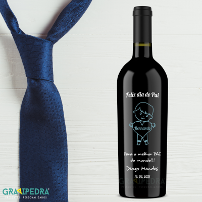 Garrafa de vinho preta com rótulo personalizado ao lado de uma gravata azul