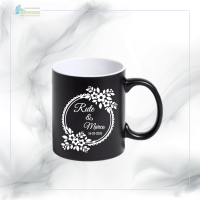 Caneca preta com interior branco e decoração floral branca com texto personalizado