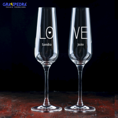 Dois cálices de champanhe personalizados com texto LOVE e nomes Sandra e João
