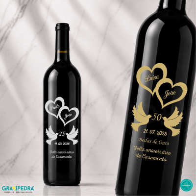 Duas garrafas de vinho pretas com rótulos personalizados para aniversários de casamento.
