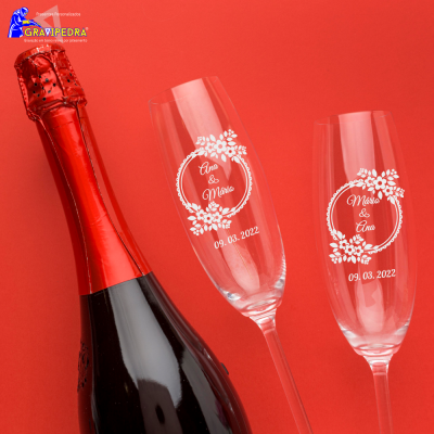 Garrafa de espumante vermelha e duas taças de champanhe com decoração branca e nomes Ana & Mário e Mário & Ana, data 09.03.2022