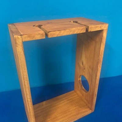 Estrutura rectangular em madeira com orifício circular