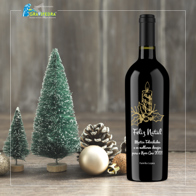 Garrafa de vinho com rótulo de Natal e decoração festiva em madeira
