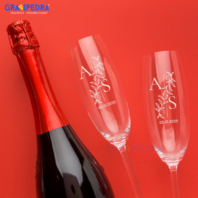 Garrafa de champanhe vermelha com duas taças personalizadas em fundo vermelho