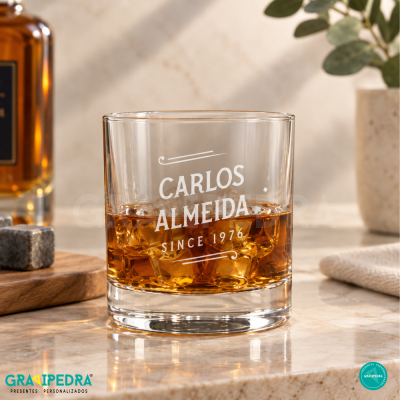 Copo de vidro com whisky e gelo com texto personalizado