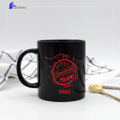 Caneca preta com inscrição vermelha 'IT'S Christmas Time' e nome 'PAULO'
