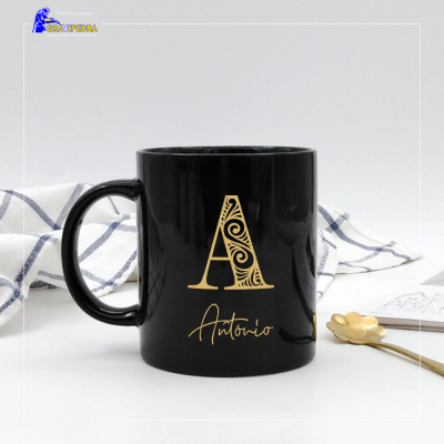 Caneca preta com letra A e nome António em dourado