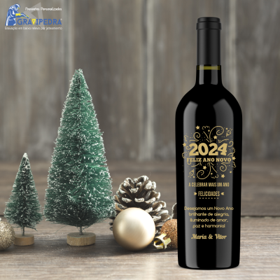 Garrafa de vinho com rótulo dourado de Ano Novo ao lado de decoração natalícia