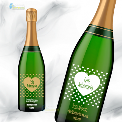 Garrafa verde de champanhe com rótulo 'Feliz Aniversário' e nomes personalizados