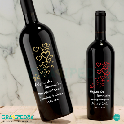Duas garrafas de vinho tinto com rótulos personalizados para dia dos namorados