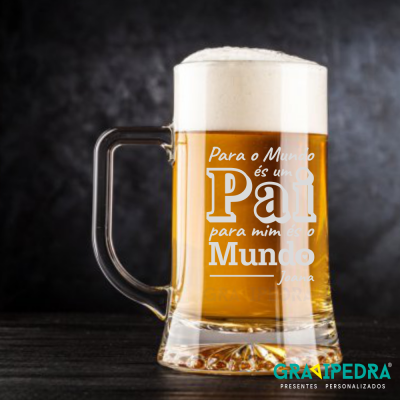 Copo de cerveja com texto personalizado em vidro transparente com espuma encima