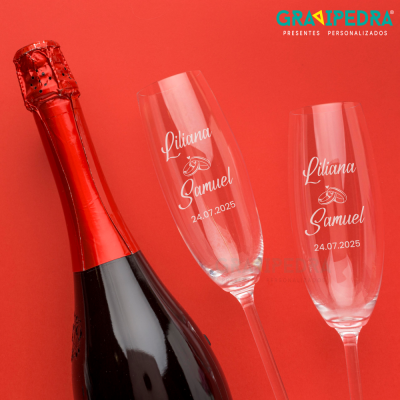 Garrafa de champanhe e duas flautas gravadas personalizadas com nomes e data