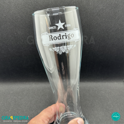 Copo de vidro transparente com gravação personalizada com o nome Rodrigo