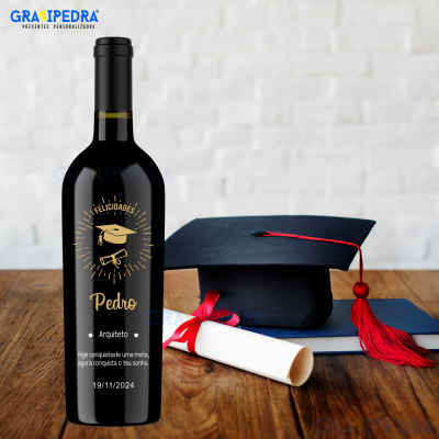 Garrafa de vinho personalizada Pedro com chapéu de formatura e diploma sobre mesa de madeira
