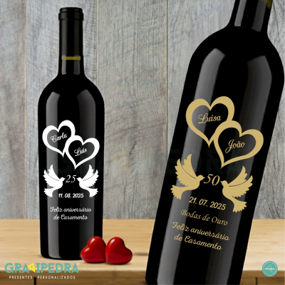 Duas garrafas de vinho personalizadas com rótulos de aniversário de casamento em branco e dourado