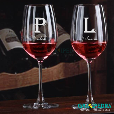 Duas taças de vinho personalizadas com letras P e L e nomes Pedro e Liliana