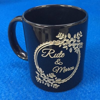 Caneca preta com decoração dourada e texto Rute & Marco