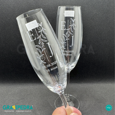 Taças de vidro para champanhe personalizadas com folhas e iniciais em fundo preto