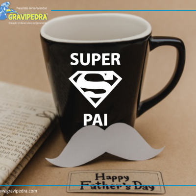Caneca preta com texto SUPER PAI, bigode de papel e cartão Happy Father's Day