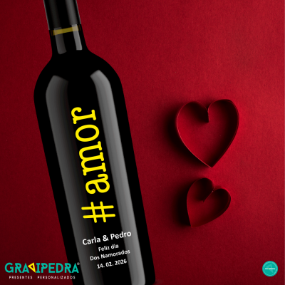 Garrafa de vinho com texto personalizado e moldes de coração vermelhos ao fundo