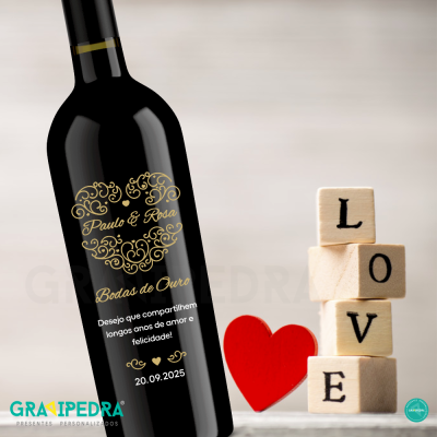 Garrafa personalizada com texto comemorativo e cubos de madeira formando LOVE com coração vermelho.