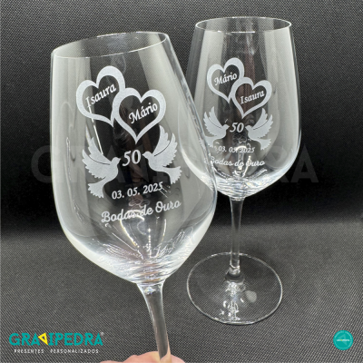 Dois copos de vinho de vidro com gravação personalizada para Bodas de Ouro