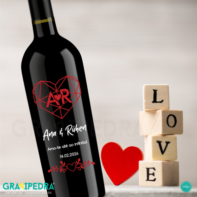 Garrafa de vinho com rótulo personalizado e blocos de madeira formando LOVE com coração vermelho
