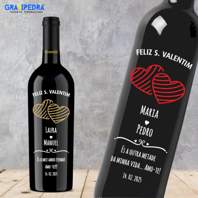 Garrafa de vinho personalizada para Dia de São Valentim com corações e texto de amor em fundo cinzento