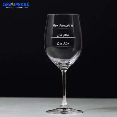 Taça de vinho transparente com texto em branco