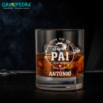 Copo de vidro gravado com mensagem para pai e bebida com gelo