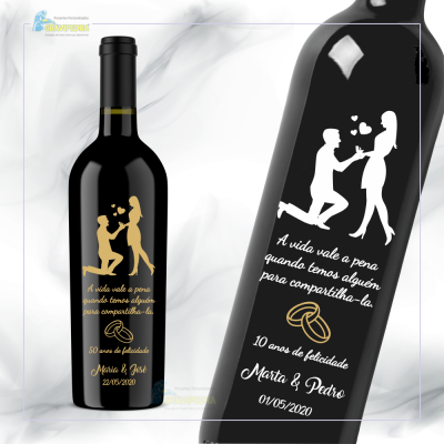 Garrafa de vinho com rótulo ilustrando homem ajoelhado oferecendo flores a mulher, texto comemorativo em português