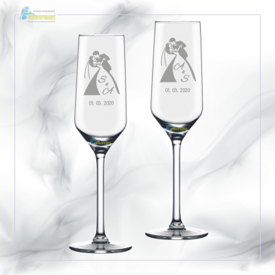 Duas taças de champanhe com gravuras de casal de noivos, letras e data