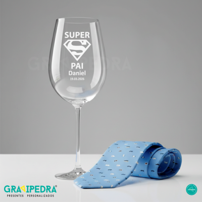 Copo de vidro personalizado e gravata azul desenrolada